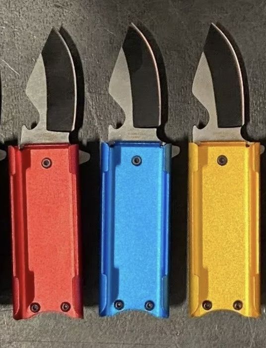 Калъф за запалка, джобно ножче, щипка за пари и щипка за закачване,