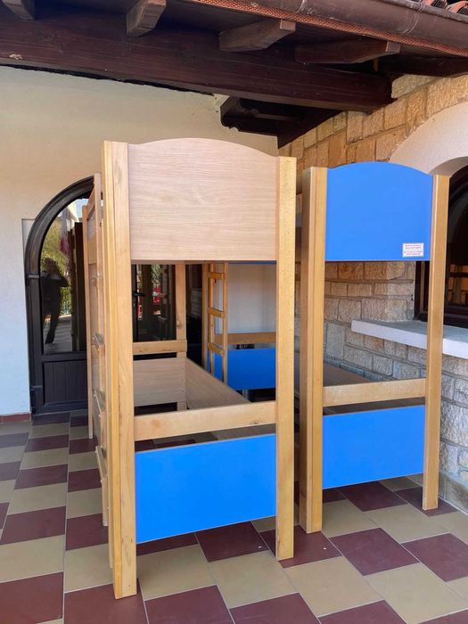 Масивно детско легло на два етажа.