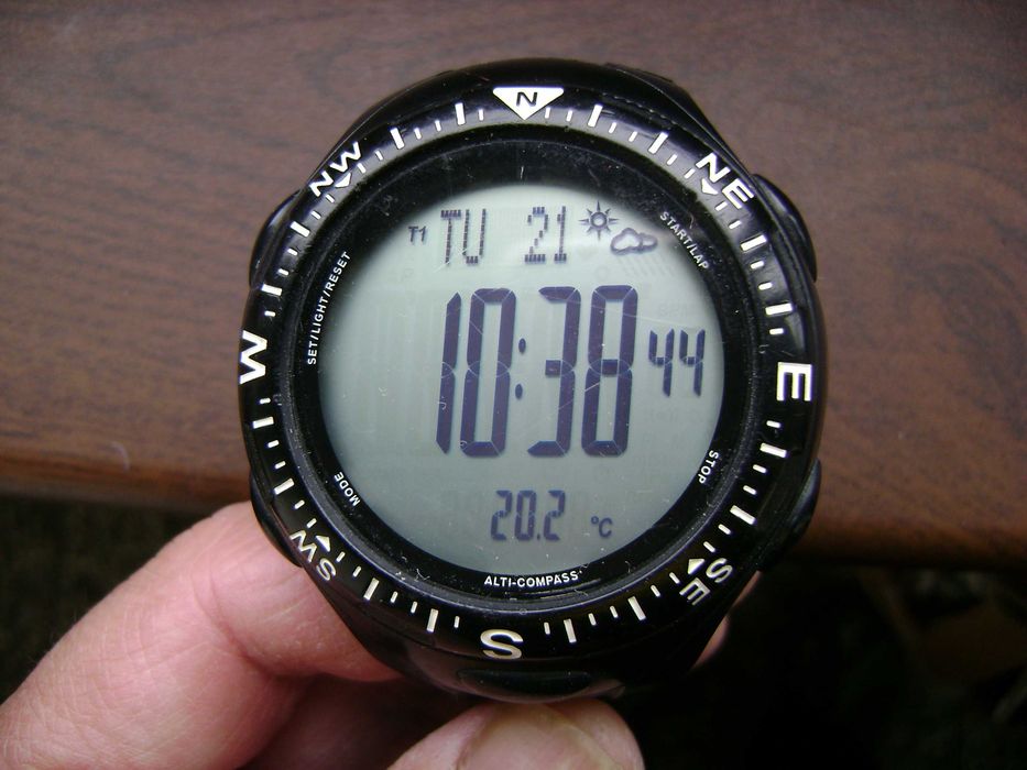 Продавам 5 броя кварцови часовника Fossil,Casio,Swatch