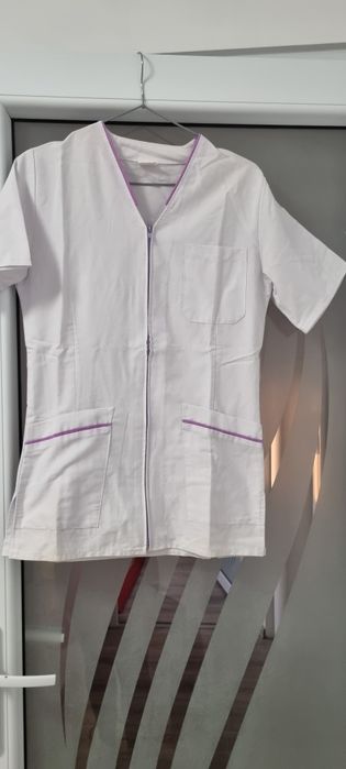 Costum asistenta medicala