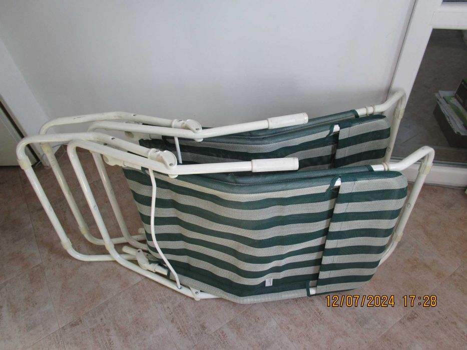 сгъваеми шезлонги 2 броя - бяло и зелено, всеки по 50 лв.