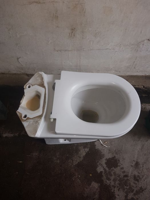 Продаю унитаз с бочком
