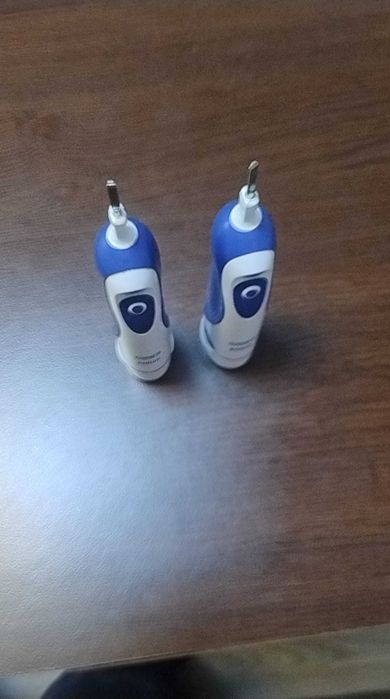 4 periuțe electrice pentru copii/adulți Braun Oral B și 2 încărcătoare