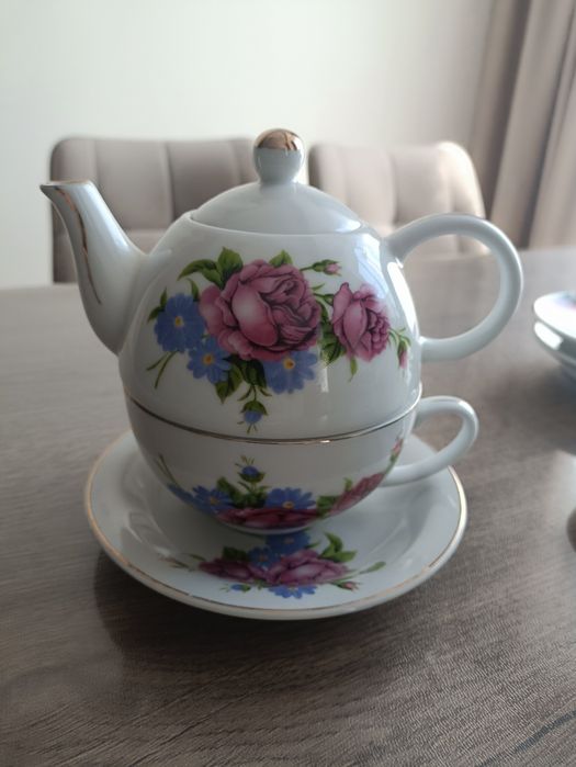 Чайный набор, чайник,чашка, блюдце.