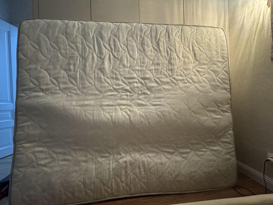 Продам Матрас в хорошем состоянии