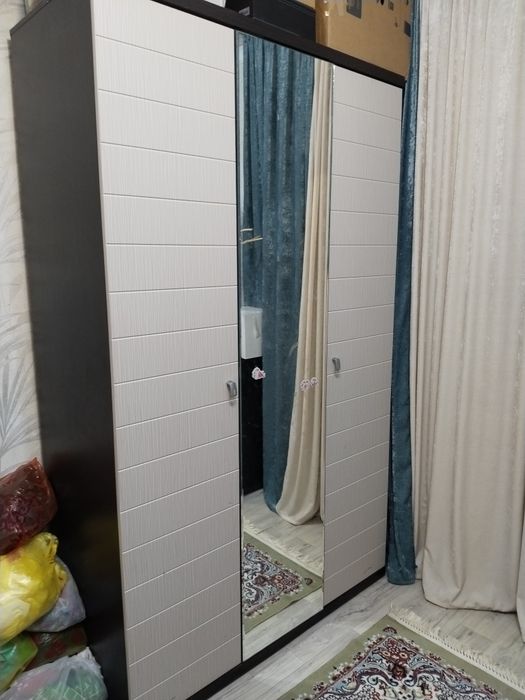 Шкаф. Зеркало и петлицы целы