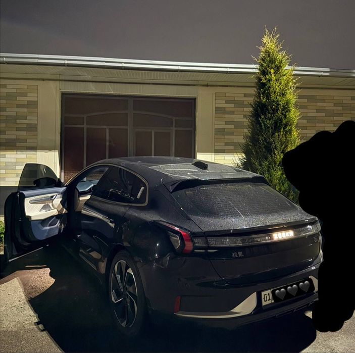 Продается Zeekr 001  черного цвета!