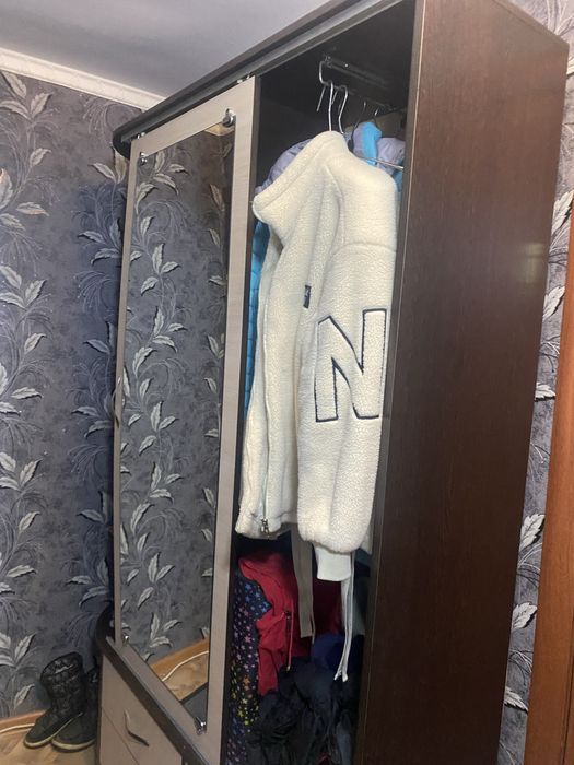 Продам стенку в прихожею