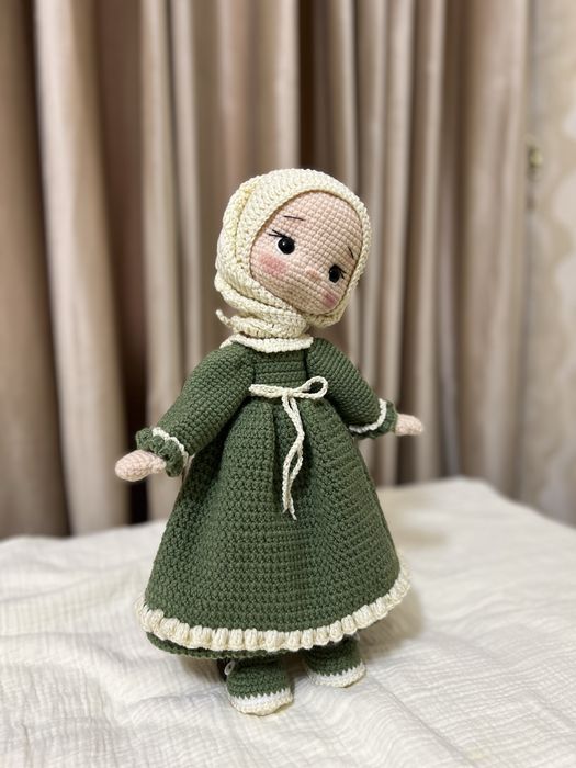 Вязаная кукла ручной работы