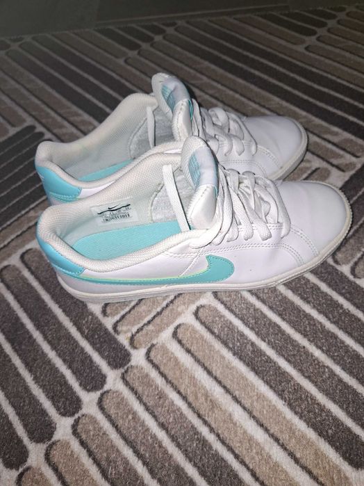 Кецове Nike. ...