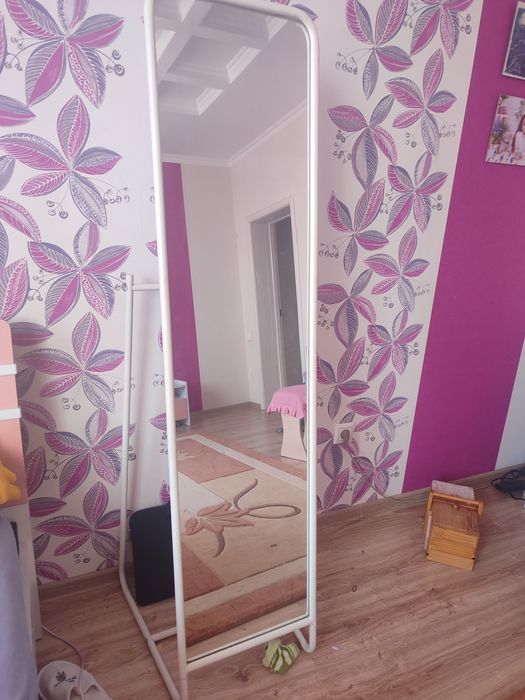 Белое зеркало с крючками