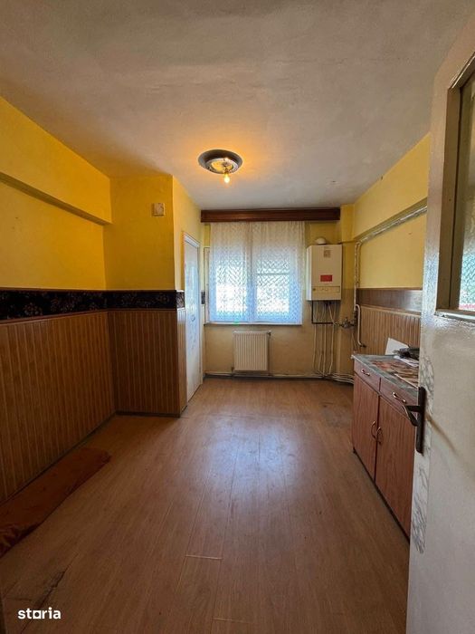 De vanzare apartament cu 3 camere, etajul 1, pret 62.500 euro