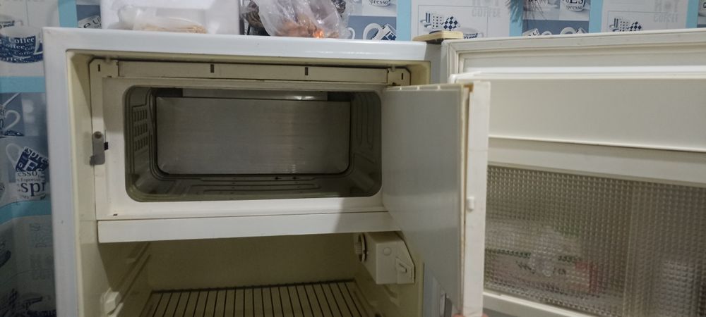 Холодильник сотилади