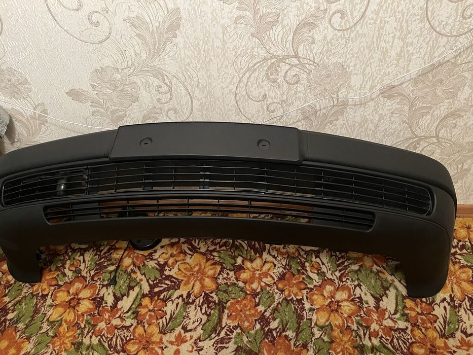 Бампер на ауди 100.