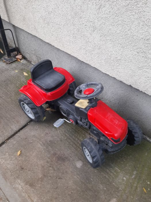 Vînd tractor jucărie.