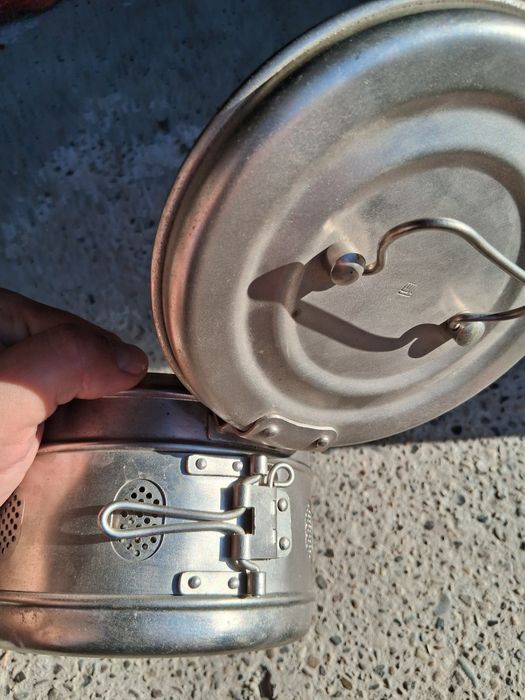 Casoletă metalică de sterilizare, utilizată în trecut în scopuri medicale.