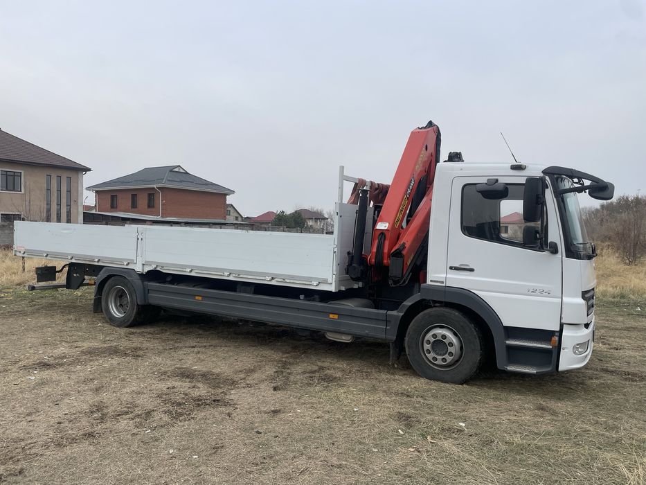 Бортовой манипулятор грузоперевозки