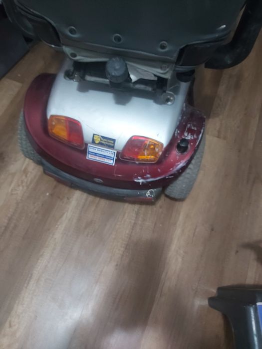 Căruț electric pentru persoane cu dizabilități în stare f.bună
