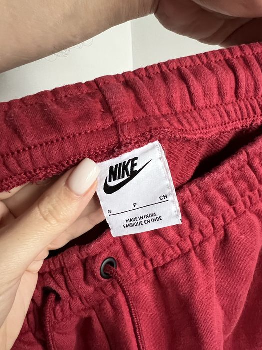 Червено долнище Nike