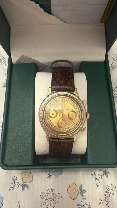 Золотые часы с бриллиантами.