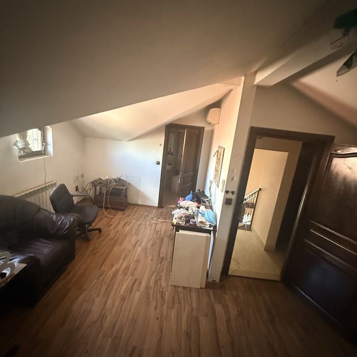 Inchiriez casa 5 camere+ mansarda si curte (200mp)