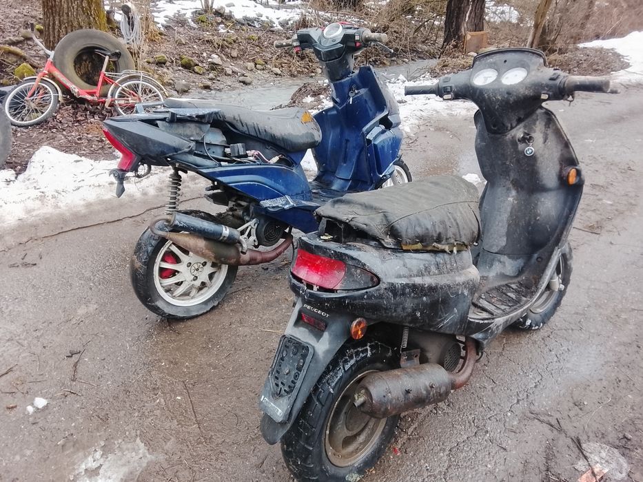 Vând două scutere