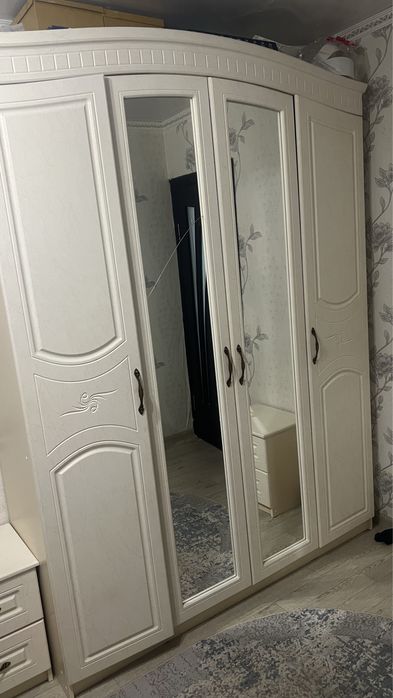 Продаю спальный гарнитур