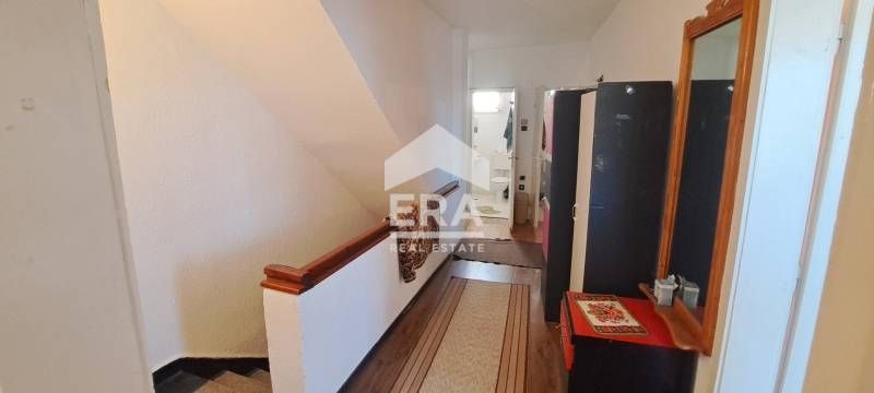 ЕКСКЛУЗИВНО! Етаж от къща заедно с тавански етаж!