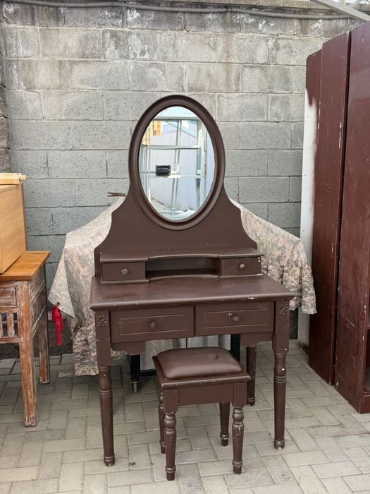 Трюмо с зеркалом