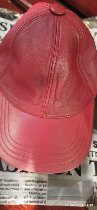 Оригинални спортно-елегантни  шапки от естествена кожа с лого!