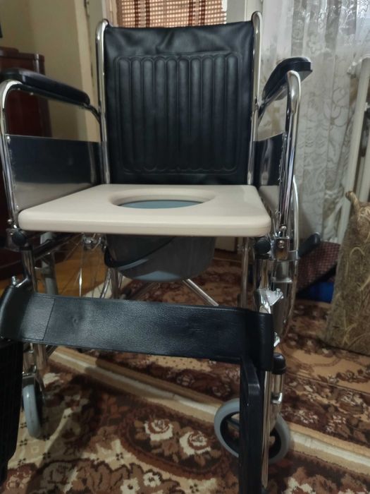 Scaun cu rotile si vas de toaleta