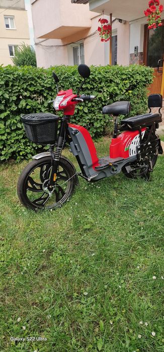 Vand scuter electric aproape nou.Scuterul a fost folosit de maxim 5 or