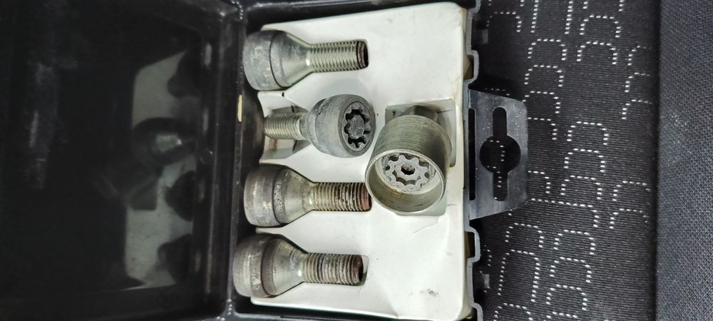 Wheel nuts locking antifurt prezoane roți cârlig podea Mitsubishi Colt