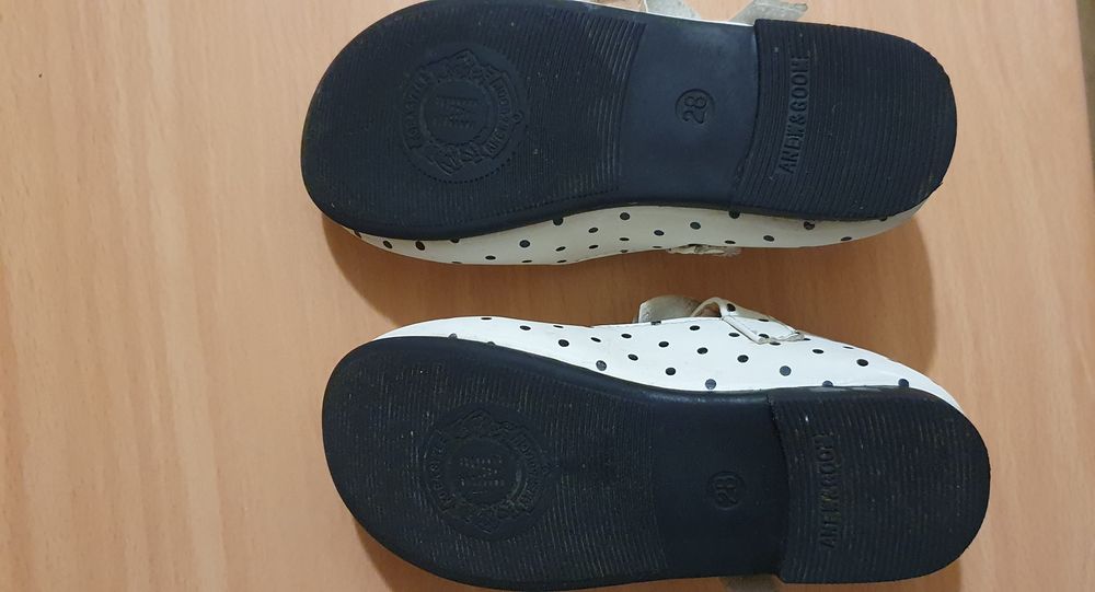 Туфельки на девочку 4-5 лет, пр'-во Турция. В отличном состоянии