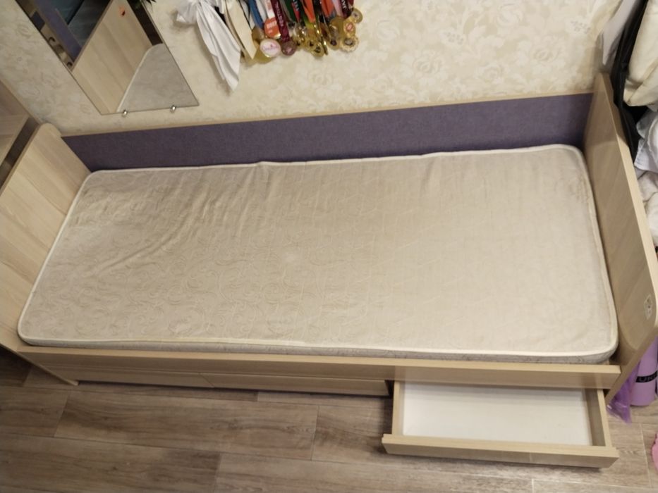 Угловой шкаф+детская кровать