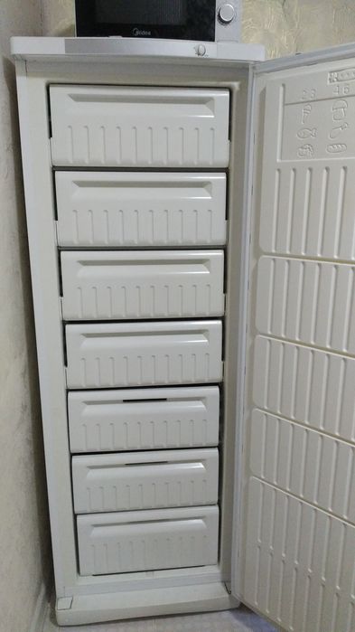 Продам б/у , стенка, стол со стуьлями, морозильник