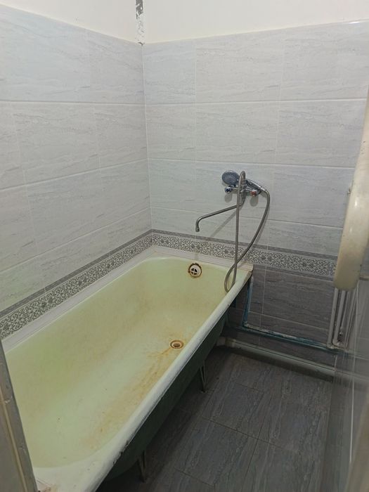 Navoiy Shahar 7-17 maktablar yaqinida10 mkr 105 A Dom kvartira sotilad