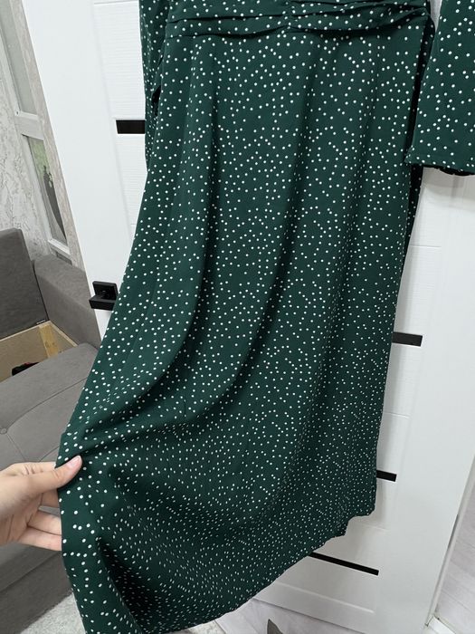Продам красивое зелёное платье в горошек