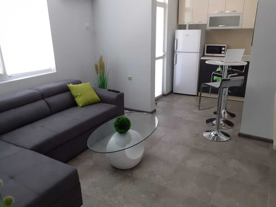 Дава се под наем Тристаен апартамент в Варна, Бизнес хотел - 87 кв.м за 757.86 € - Снимка #1