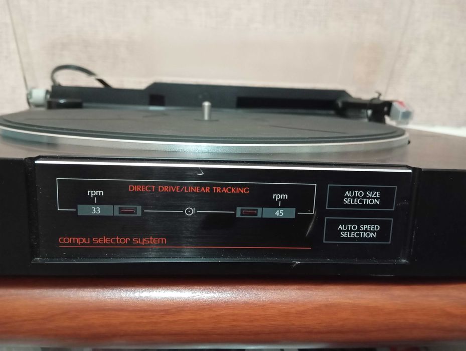 Винтажный тангенциальный проигрыватель винила SANSUI.