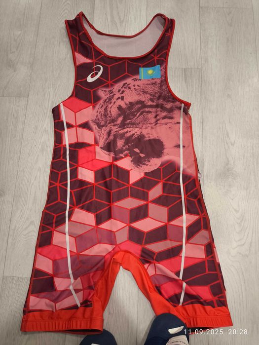 Продам тельник красный ,борцовки