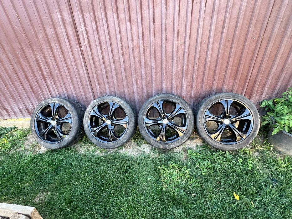 Jante negre de 20 inch cu anvelope de 275/40 r20