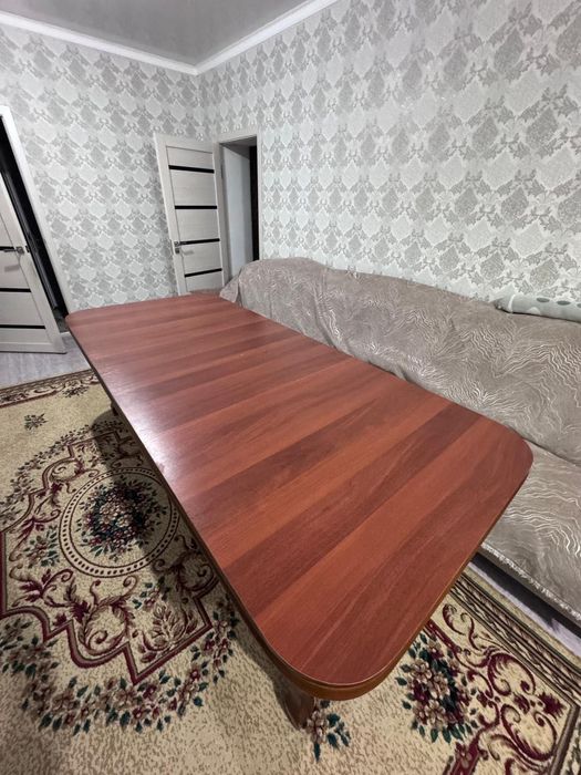 Продается овальный стол для зала из дерево.