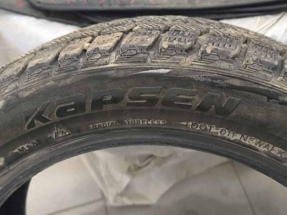 Продам две шины липучки 225/50/R 17