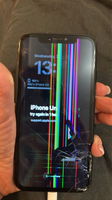 iPhone XR със счупен дисплей