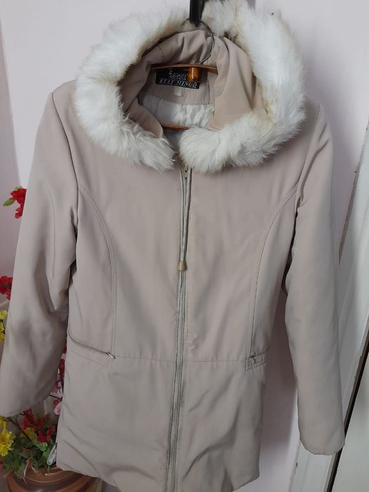 Белая куртка с капюшоном