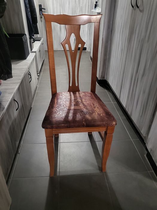 Продавам кухненски столове