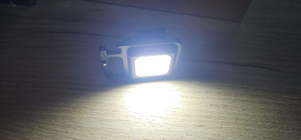 mini lanternă breloc reîncărcabilă cu LED magnet