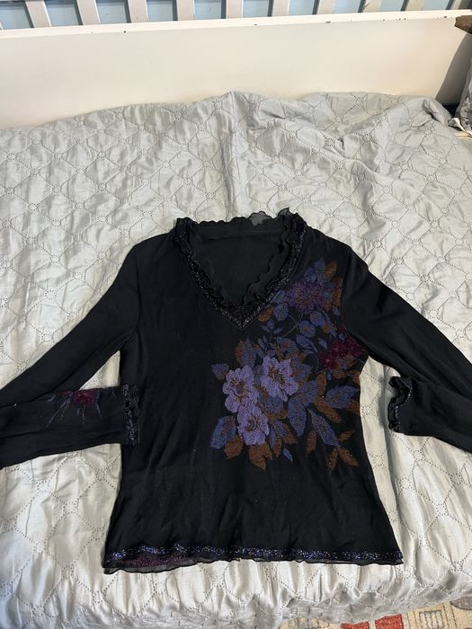 Прекрасна, ефектна блуза с бродерия, ламе и дантела на деколте и ръкав