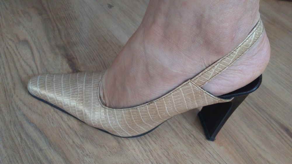 Златисти обувки с ток